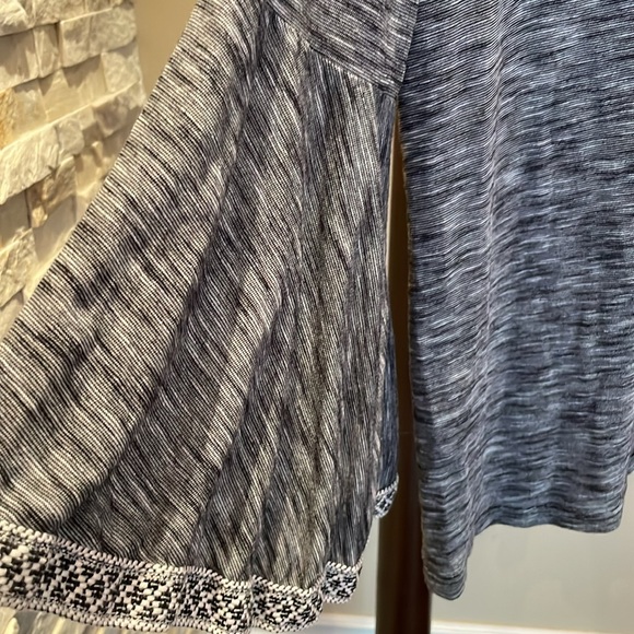 W5 Flounce sleeve top - Picture 3 of 5